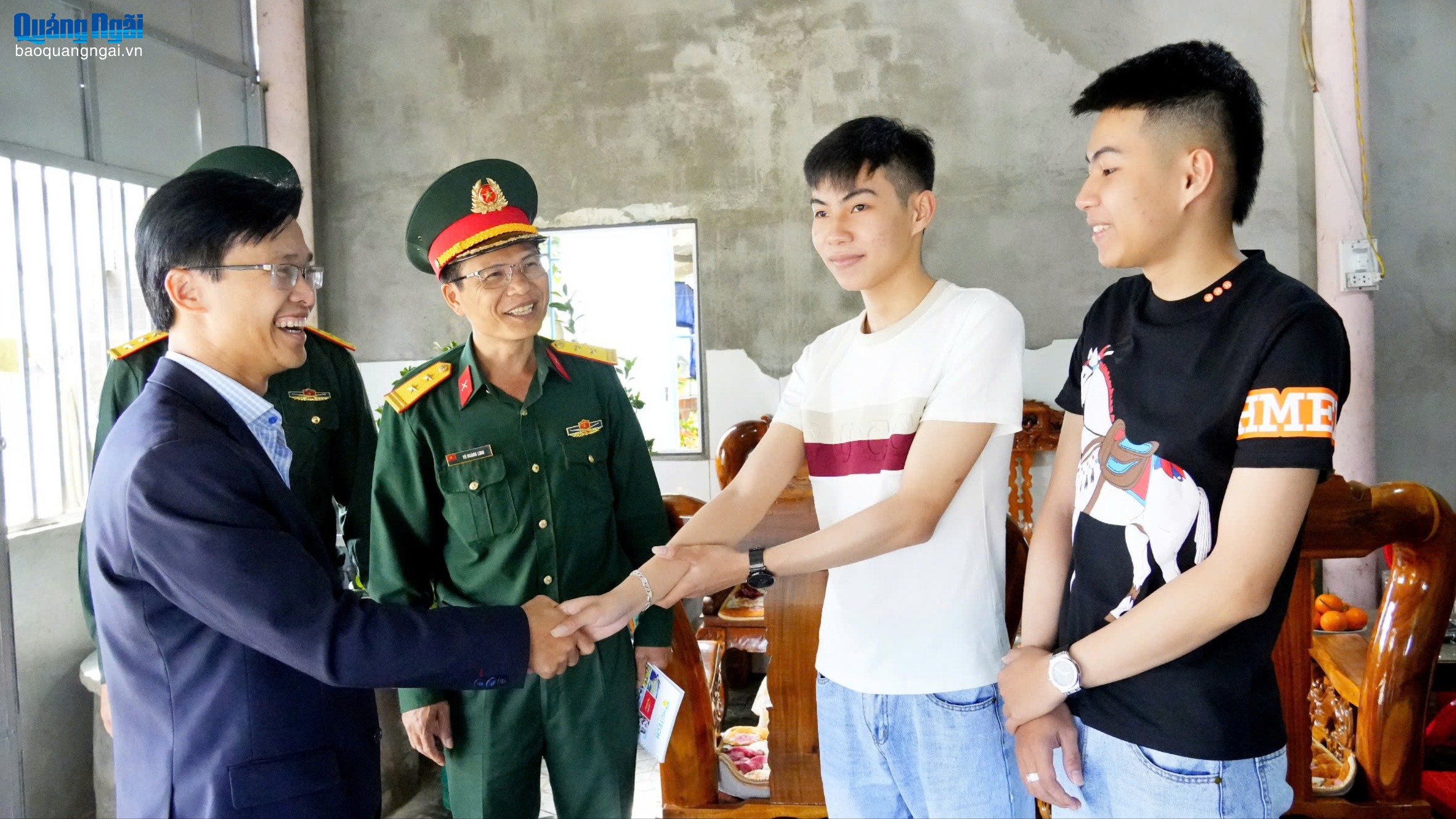 Anh em song sinh tình nguyện nhập ngũ