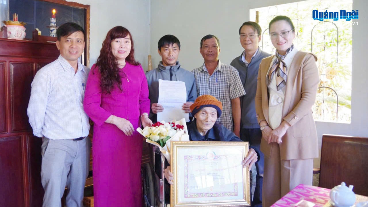 Trao Huy hiệu 65 năm tuổi Đảng cho đảng viên