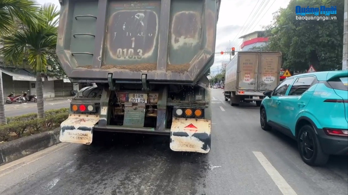 Phường Kon Tum đề nghị xử lý xe tải làm rơi vãi vật liệu xuống đường