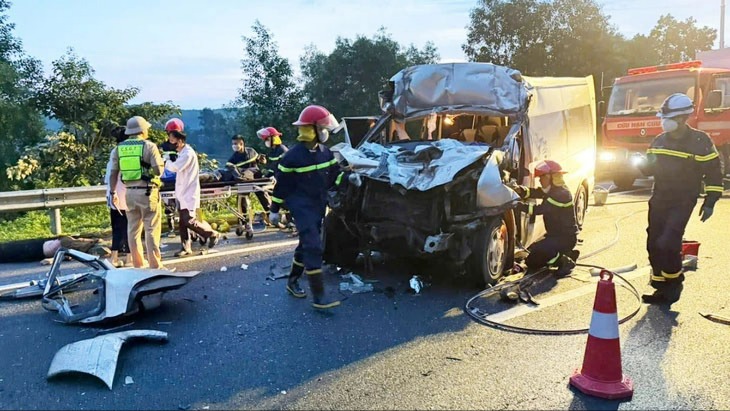Tai nạn nghiêm trọng giữa xe khách và đầu kéo trên cao tốc, 3 người chết, nhiều người bị thương