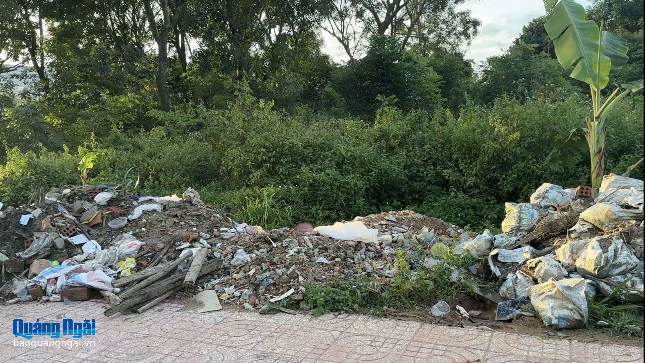 Cần chấn chỉnh tình trạng đổ xà bần, rác trái phép ở phường Kon Tum