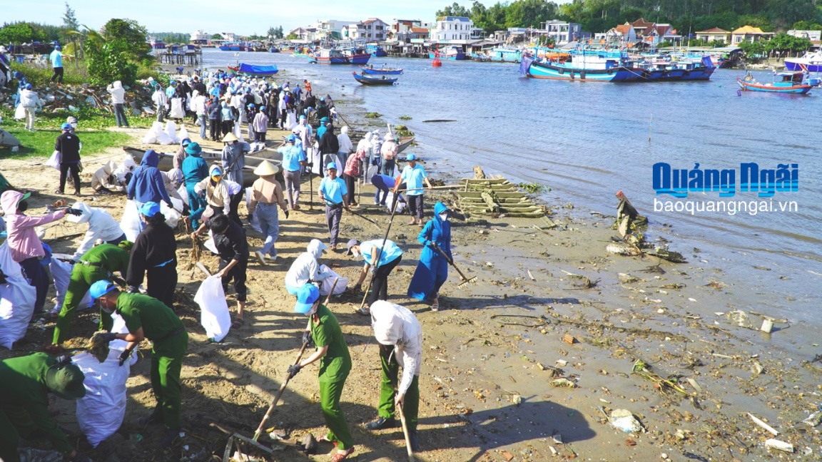 Ra quân làm sạch môi trường ven biển Tịnh Khê