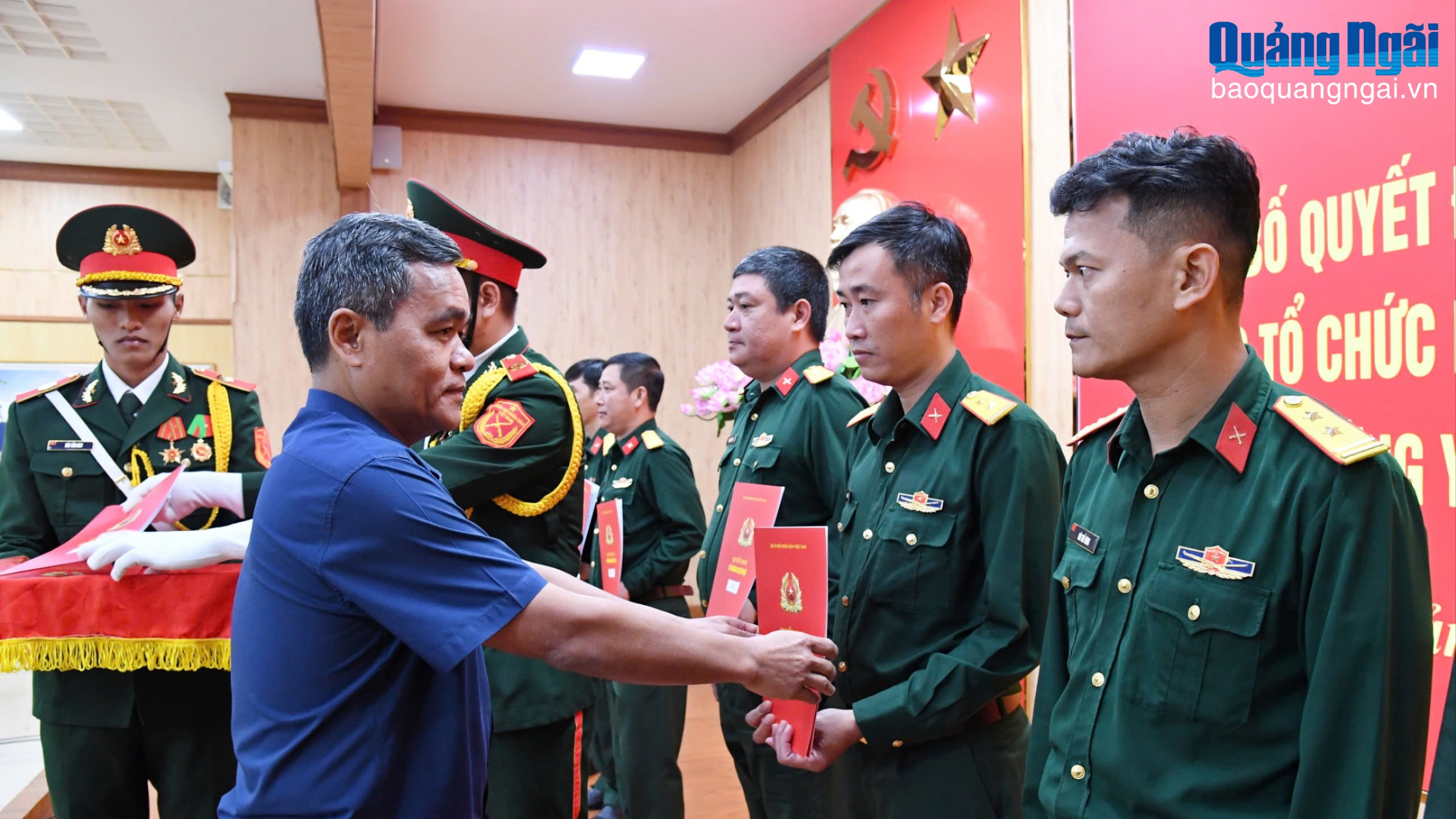 Trao quyết định bổ nhiệm sĩ quan quân đội về 96 ban chỉ huy quân sự cấp xã