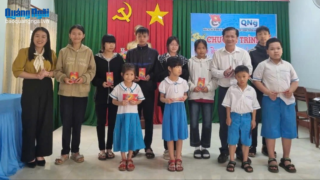 Trao 40 suất quà Tết cho học sinh khó khăn