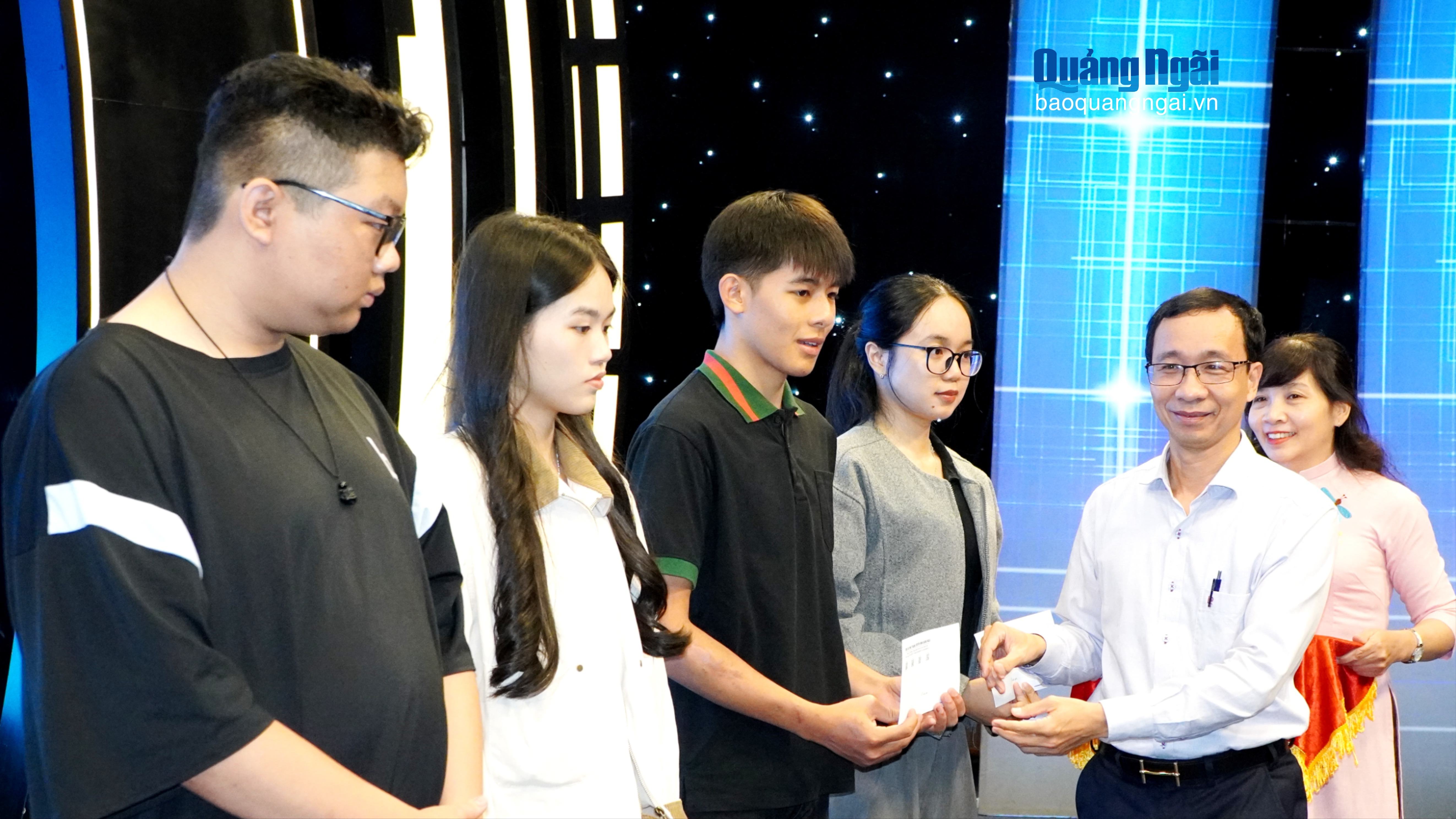 Gặp mặt, tuyên dương sinh viên nhân dịp Tết sum vầy