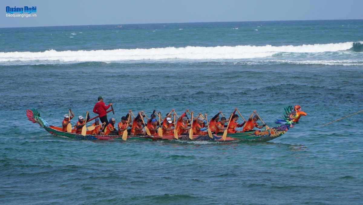 Hội đua thuyền cầu mùa: Khát vọng vươn khơi của ngư dân Vạn Tường
