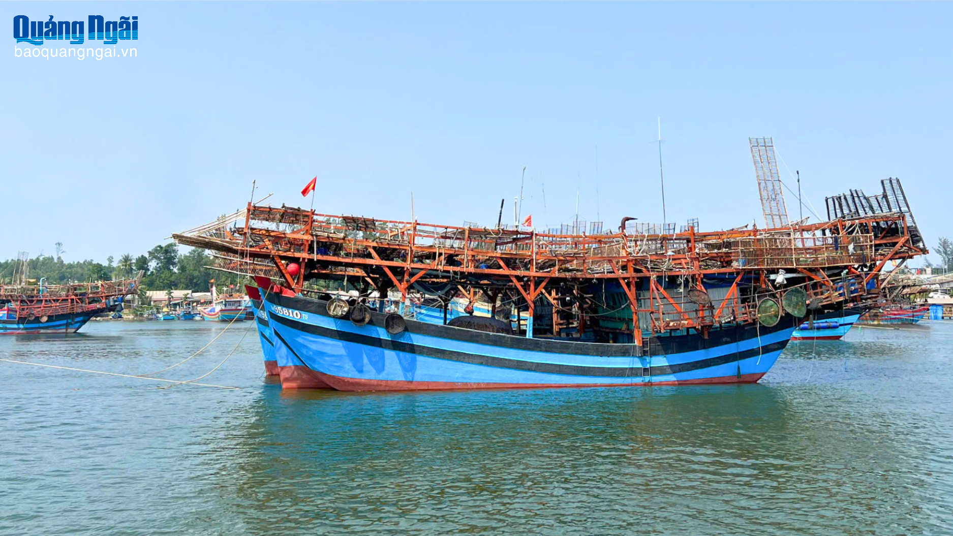 Hai tàu cá Quảng Ngãi gặp sự cố giữa biển, 70 ngư dân chờ cứu nạn