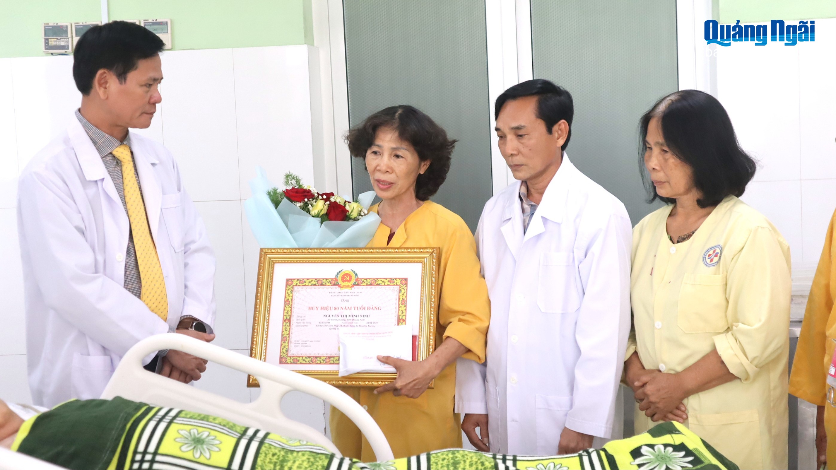 Trao Huy hiệu 80 năm tuổi Đảng cho đảng viên Nguyễn Thị Minh Ninh