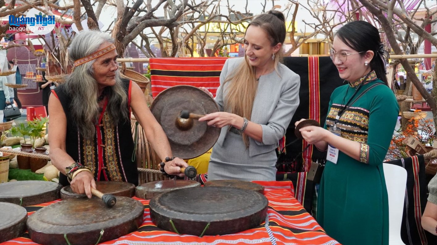 Đông đảo du khách đến tham quan không gian trưng bày của Quảng Ngãi