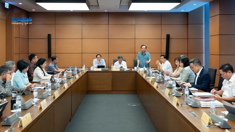 Đoàn đại biểu Quốc hội tỉnh thảo luận, góp ý các dự án luật