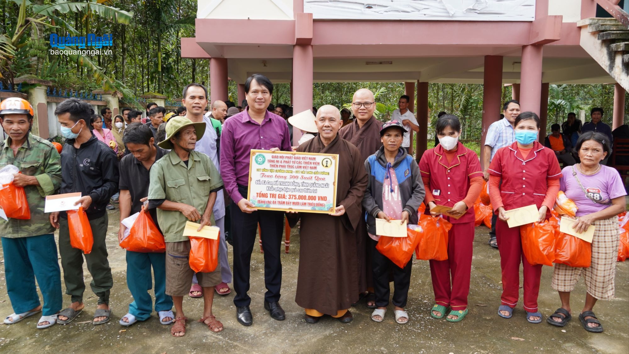 Trao tặng quà người dân 6 xã bị thiệt hại nặng do mưa bão