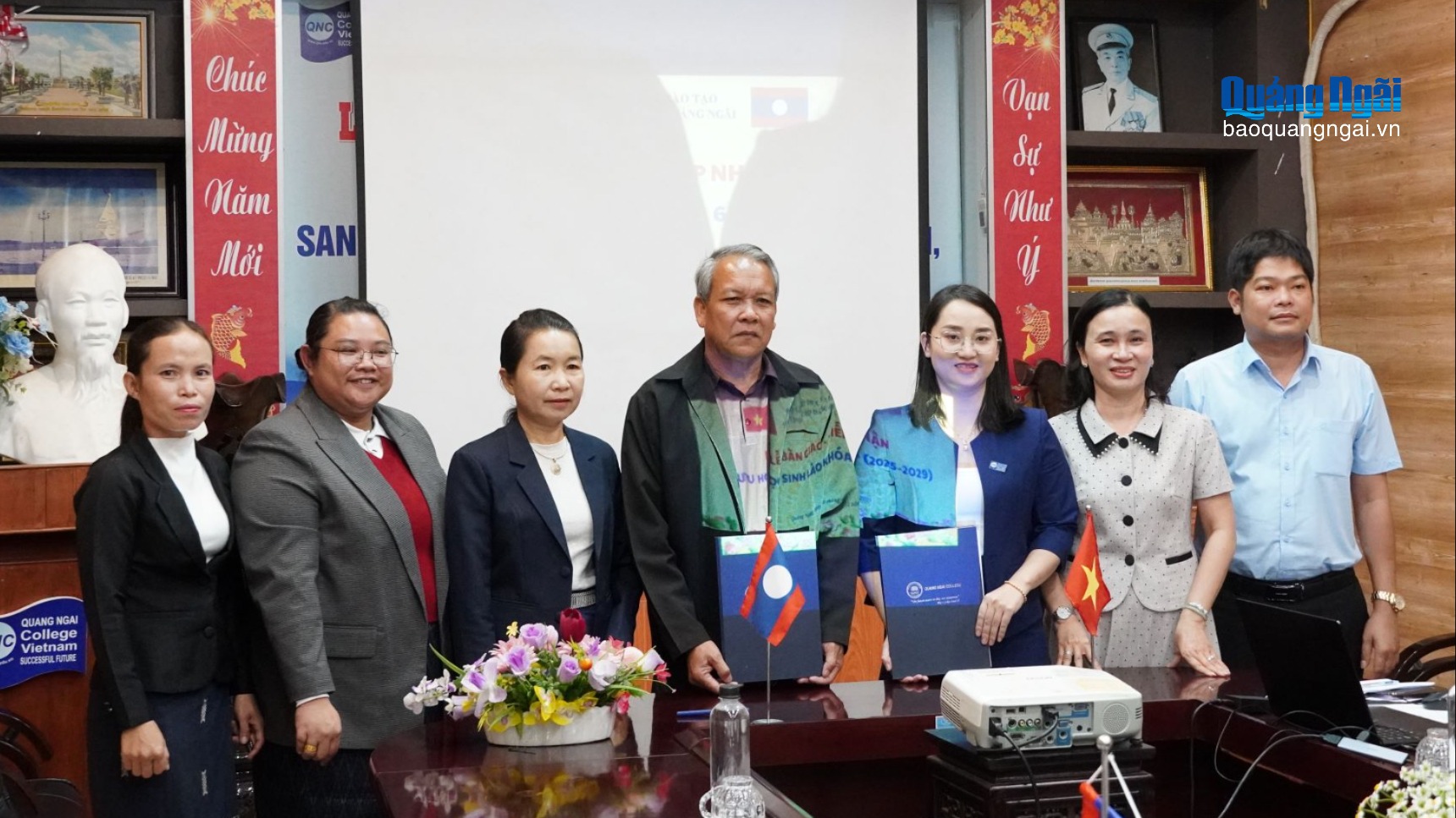 Trường Cao đẳng Quảng Ngãi tiếp nhận 16 sinh viên Lào