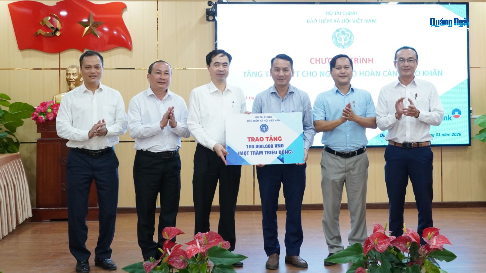 Tặng thẻ BHYT cho người có hoàn cảnh khó khăn