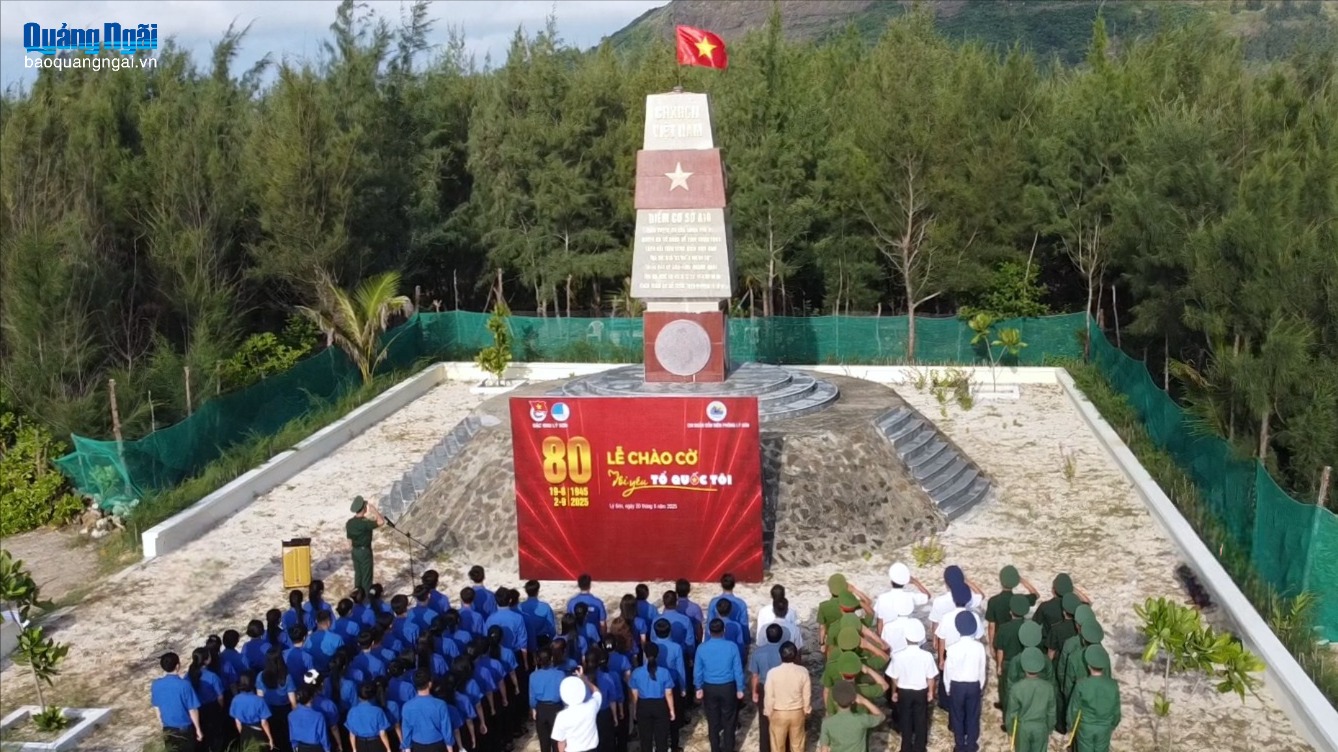 Thiêng liêng Lễ chào cờ “Tôi yêu Tổ quốc tôi”