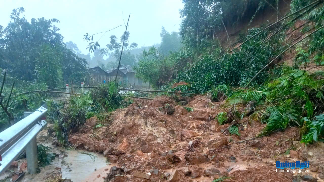 Di dời khẩn cấp hơn 110 hộ dân vùng có nguy cơ sạt lở