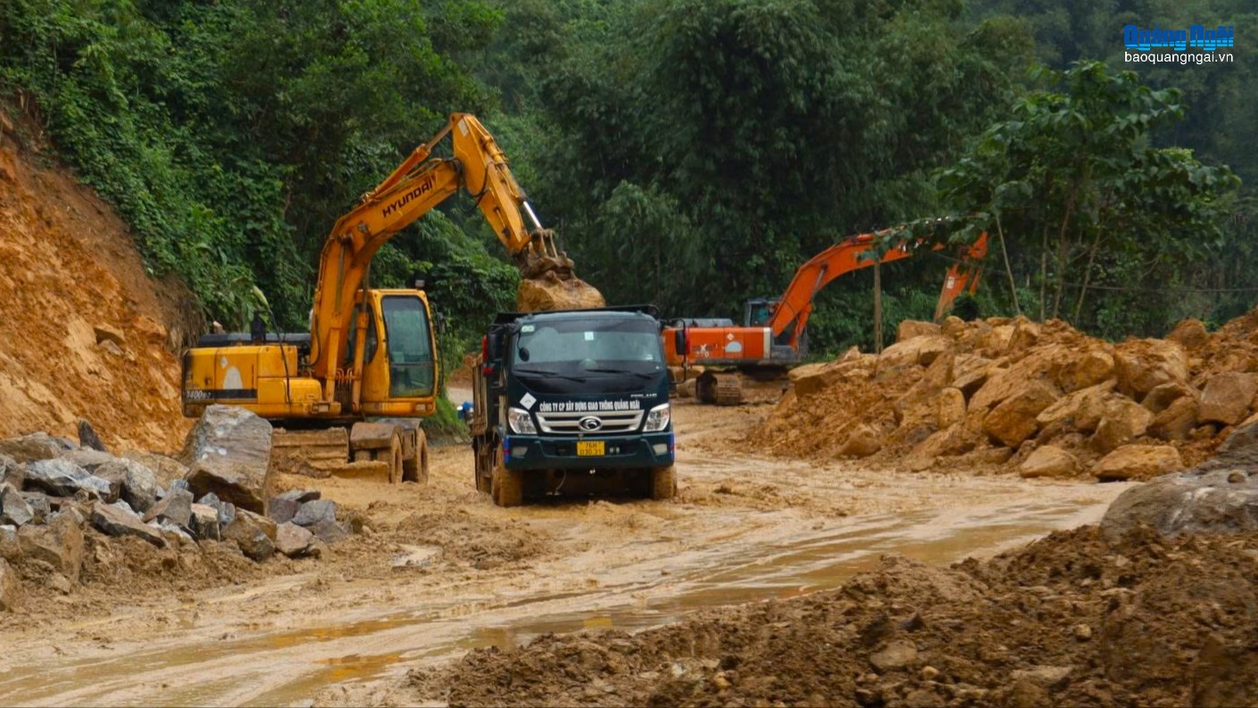 Khẩn trương khắc phục sạt lở, bảo đảm giao thông miền núi trước Tết