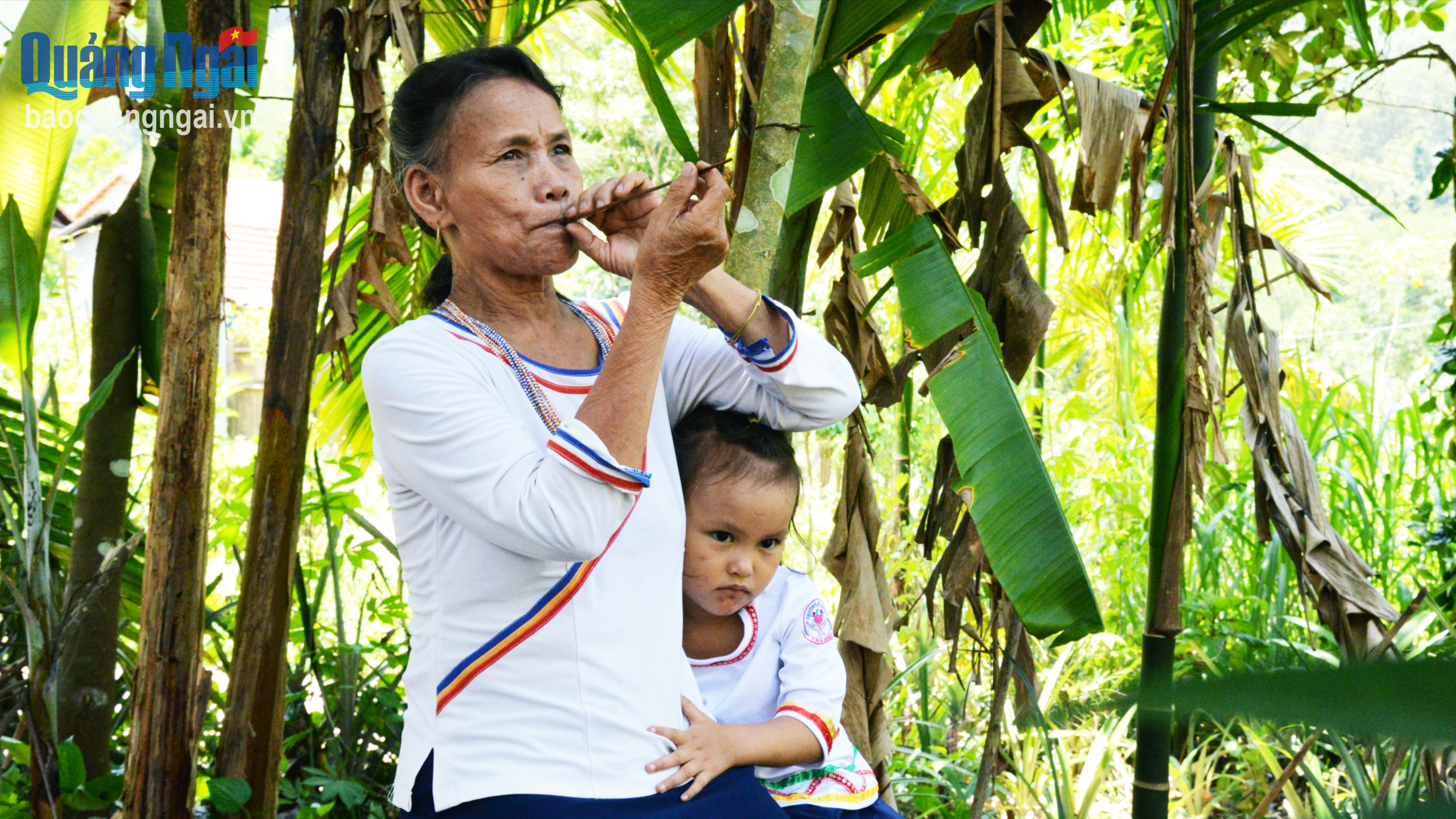 Nghệ nhân Dé thổi kèn A máp