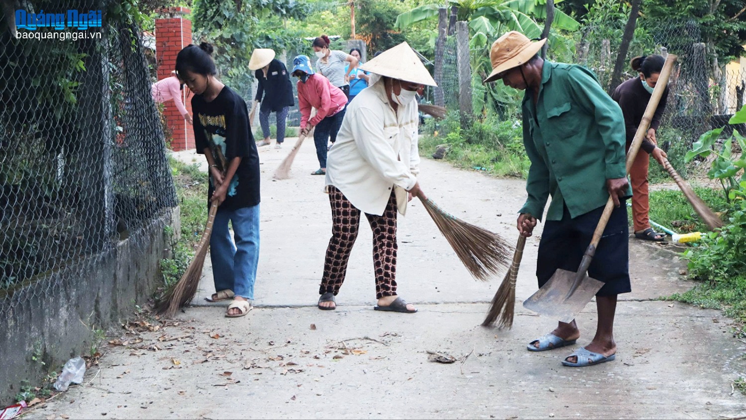 Dọn vệ sinh, bảo vệ môi trường chào mừng Quốc khánh 2/9