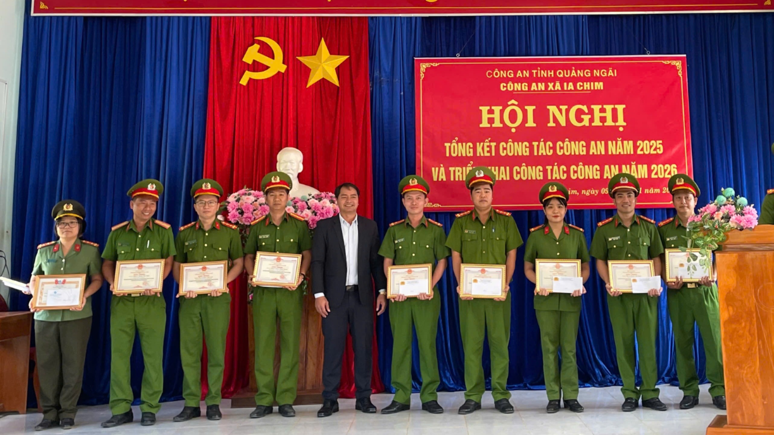 Khen thưởng đột xuất tập thể, cá nhân tiêu biểu trong phòng, chống tội phạm