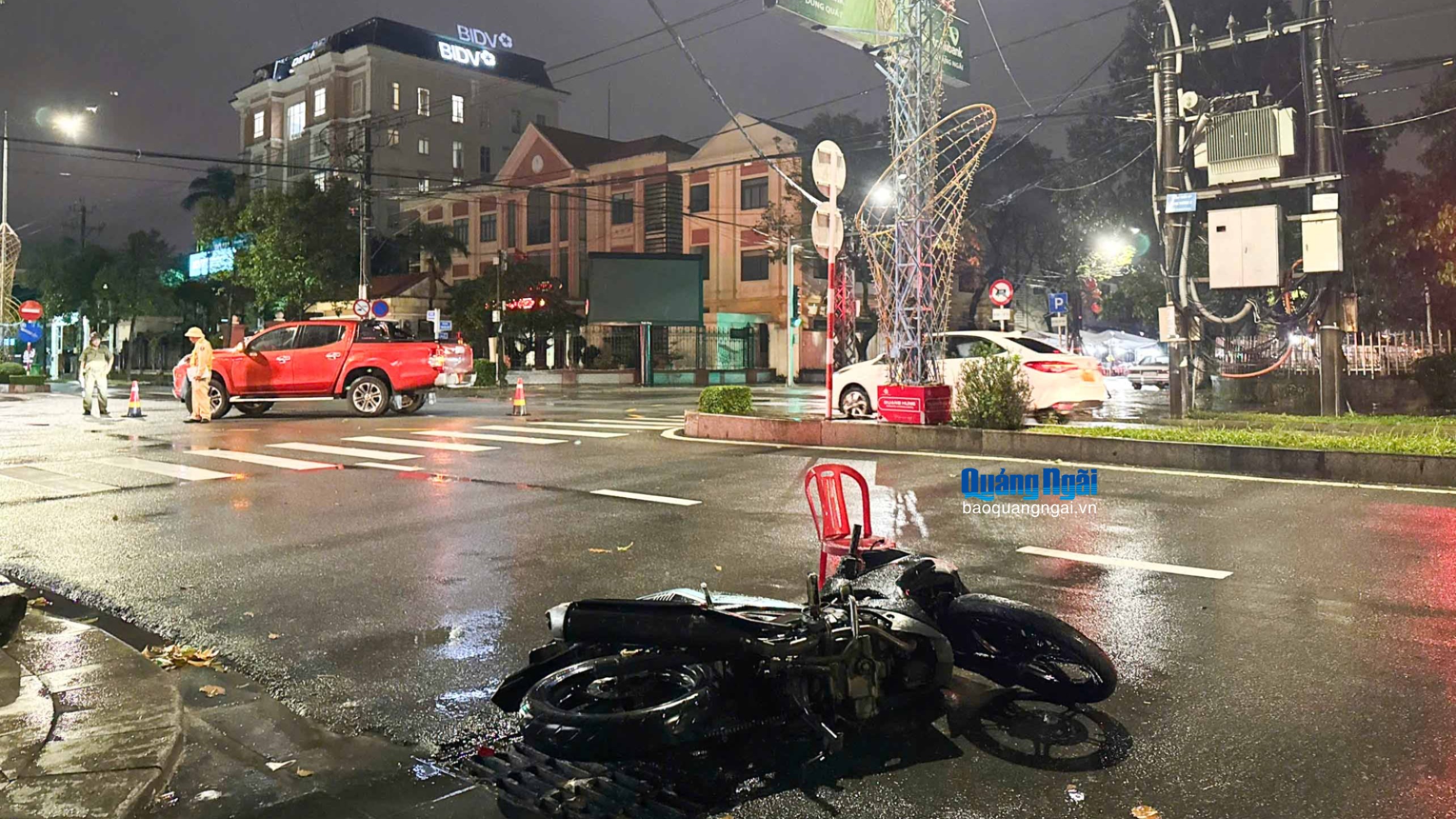 Mất lái tại ngã tư, phương tiện trượt dài trên đường