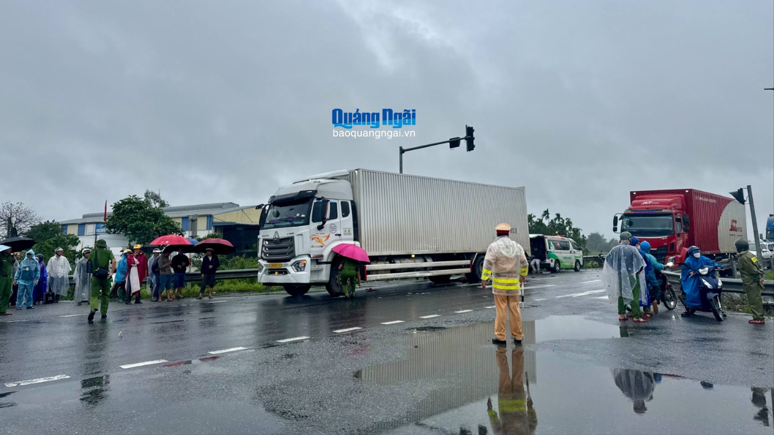 Va chạm với xe tải do vượt đèn đỏ, một người tử vong