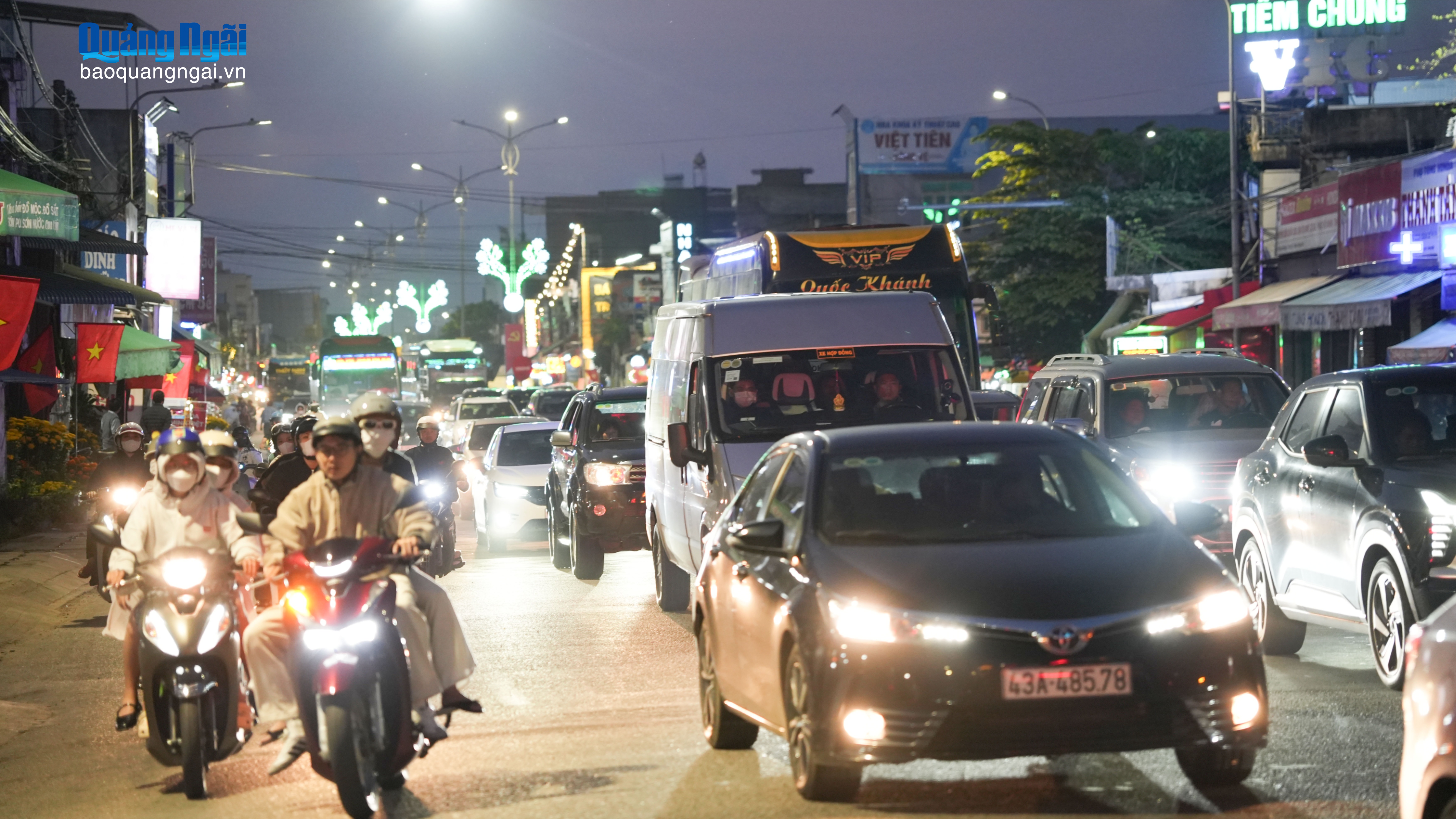 Kẹt xe trên Quốc lộ 1, đoạn qua cầu sông Vệ