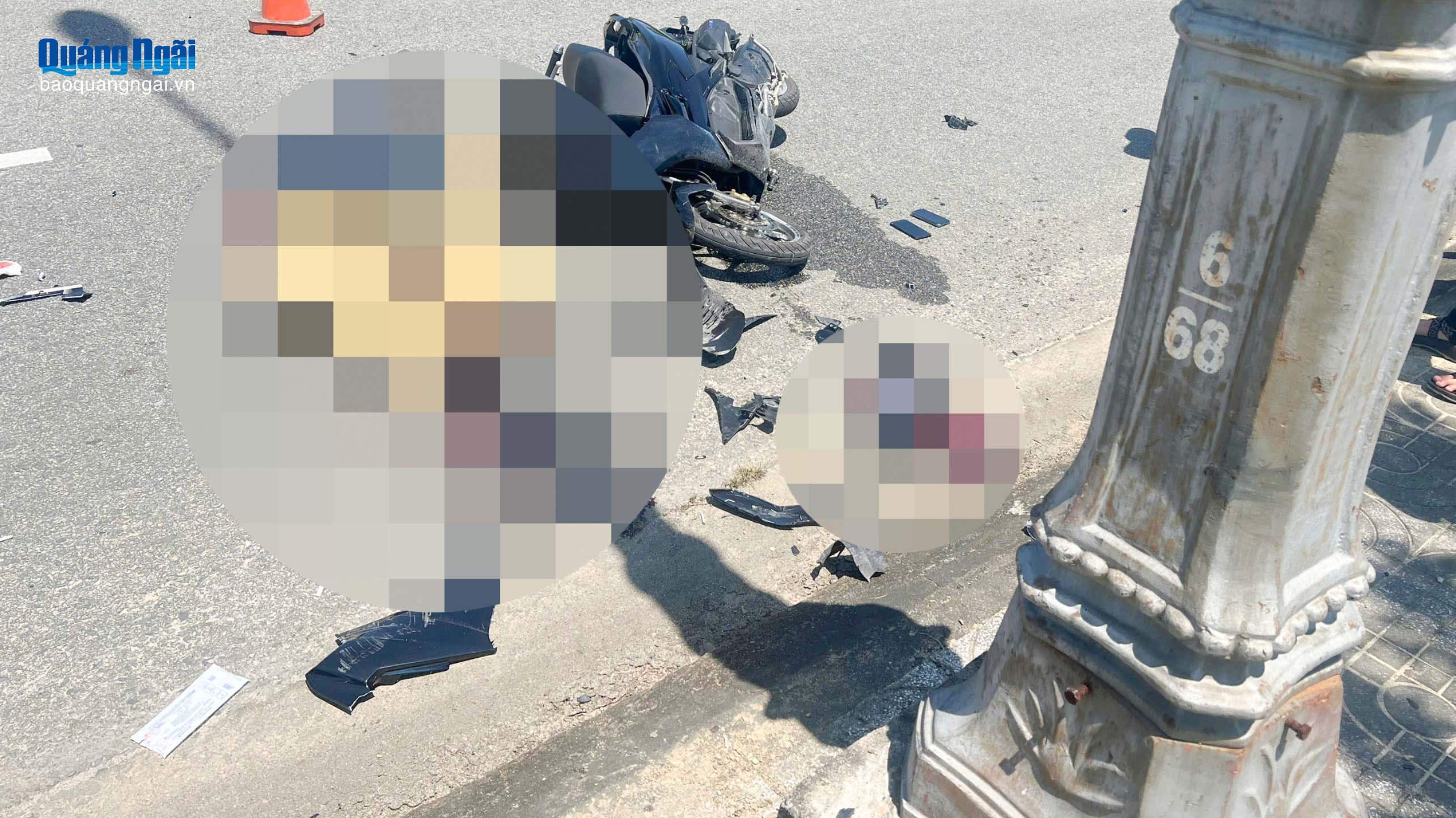 Tông vào trụ đèn chiếu sáng, hai thiếu niên tử vong