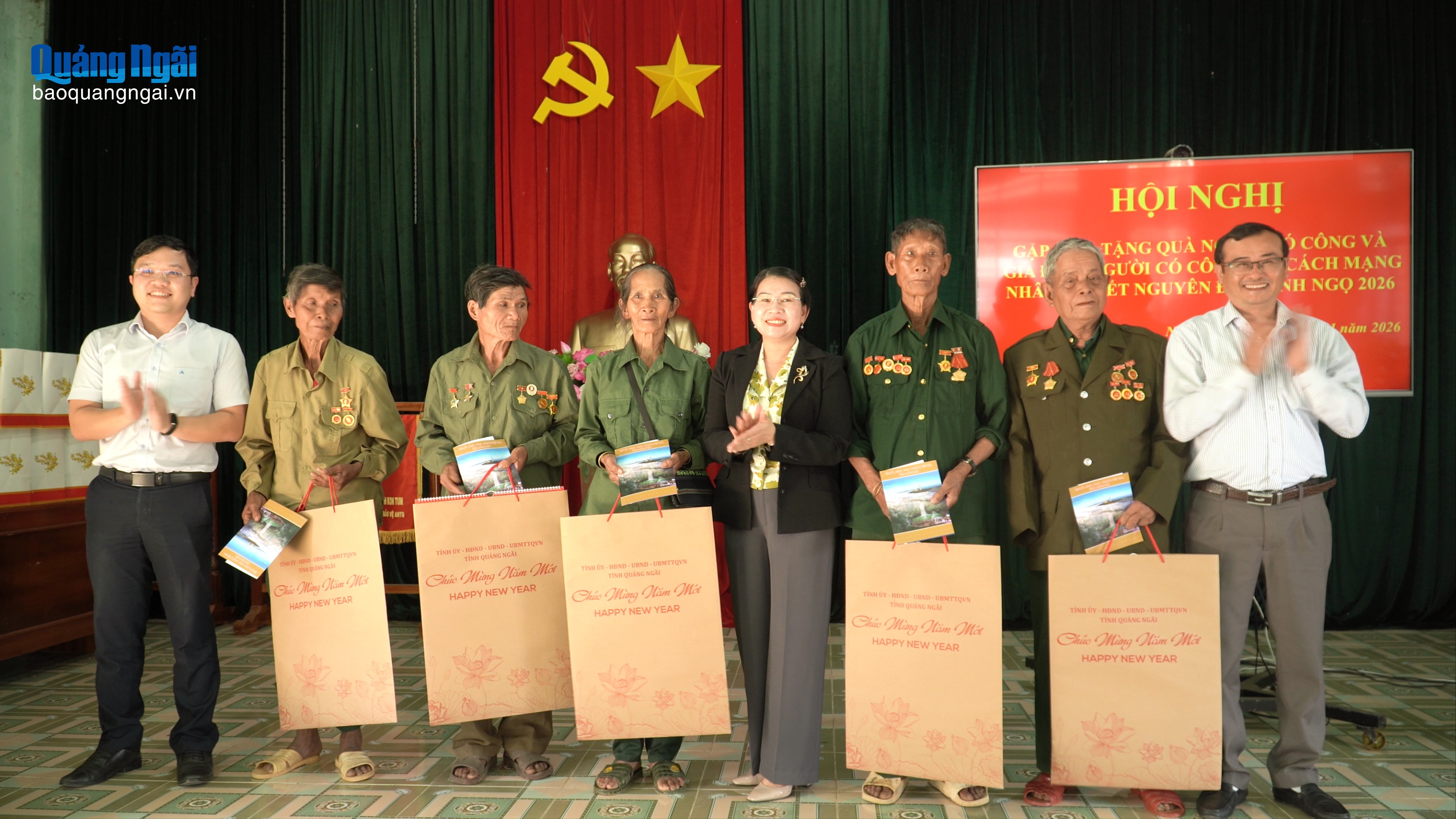 Trưởng ban Nội chính Tỉnh ủy Trương Thị Linh tặng quà Tết người có công với cách mạng tại xã Ngọk Réo