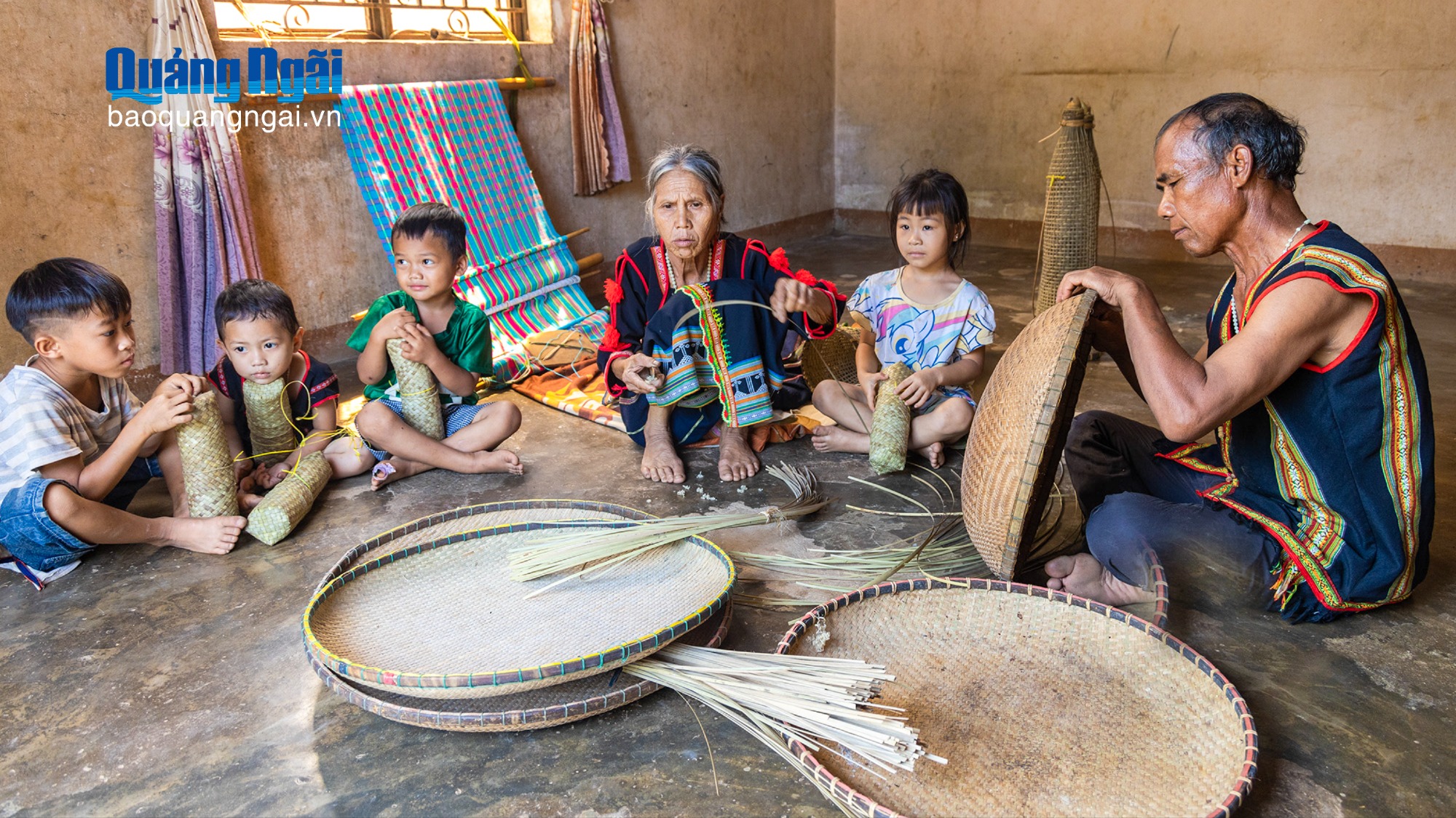 Vợ chồng nghệ nhân Xơ Đăng tâm huyết với nghề truyền thống
