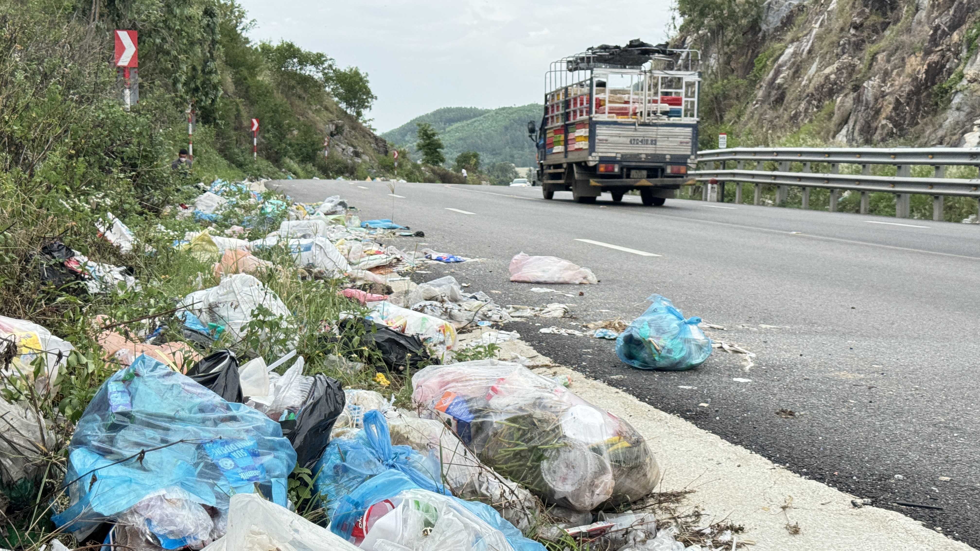 Rác thải bủa vây tuyến tránh Quốc lộ 1 qua Sa Huỳnh