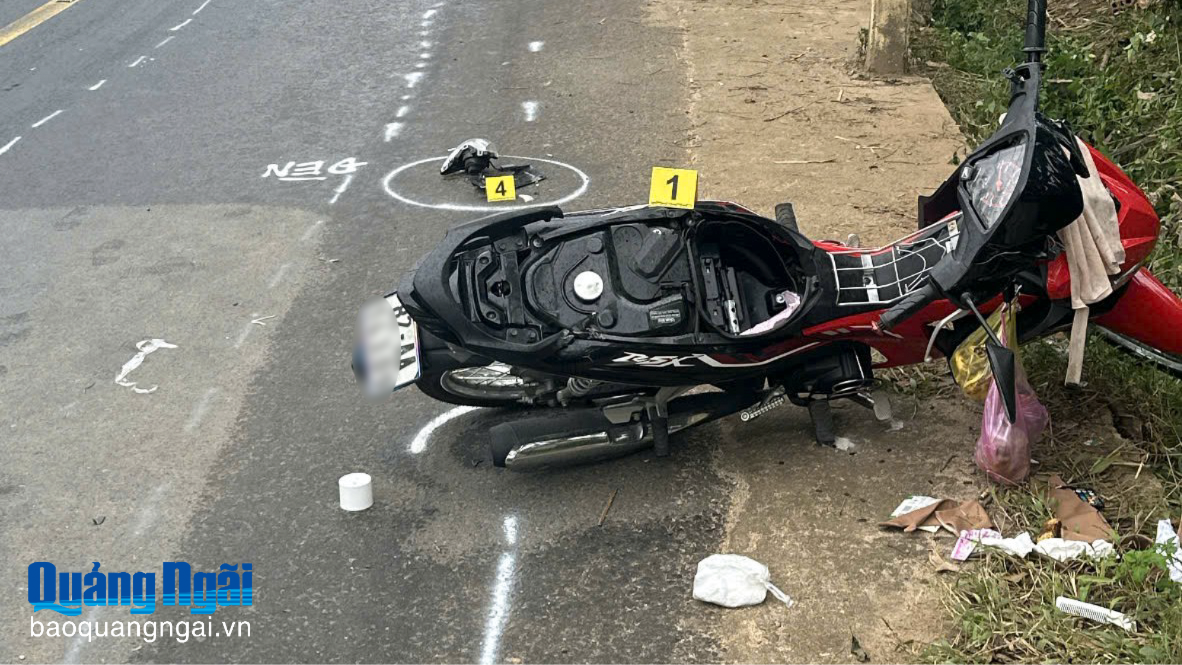 Va chạm giữa xe máy và xe đầu kéo, một phụ nữ tử vong