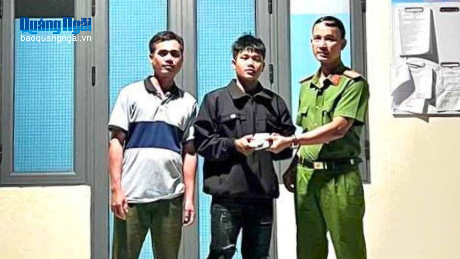 Tổ trưởng Tổ bảo vệ an ninh trật tự cơ sở nhặt được của rơi trả lại người mất