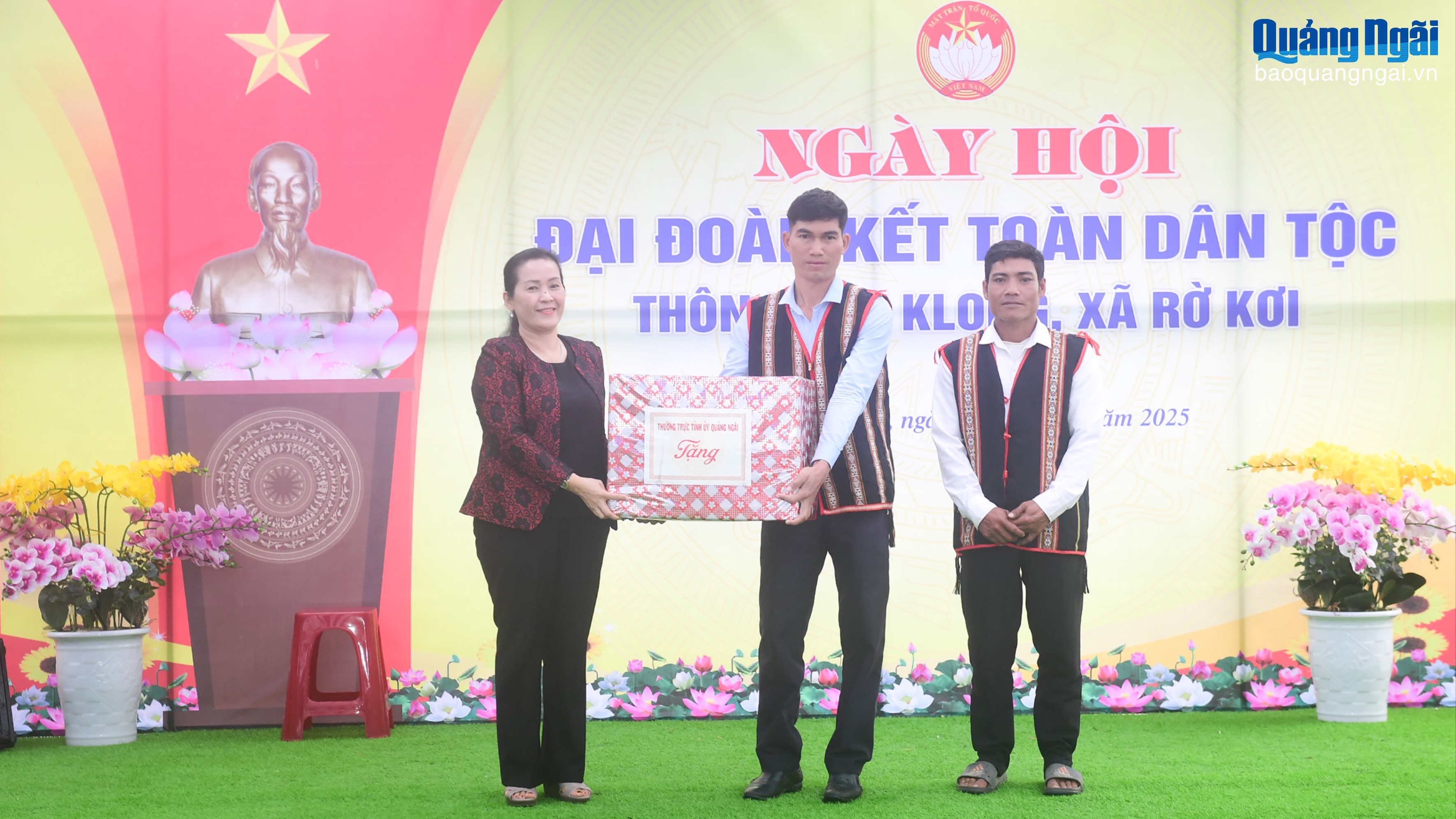 Phó Bí thư Tỉnh ủy Đinh Thị Hồng Minh dự Ngày hội Đại đoàn kết toàn dân tộc ở thôn Khơk Klong