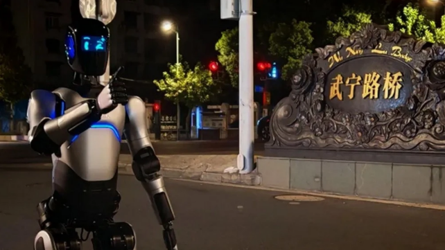 Robot hình người lập kỷ lục đi bộ hơn 106km