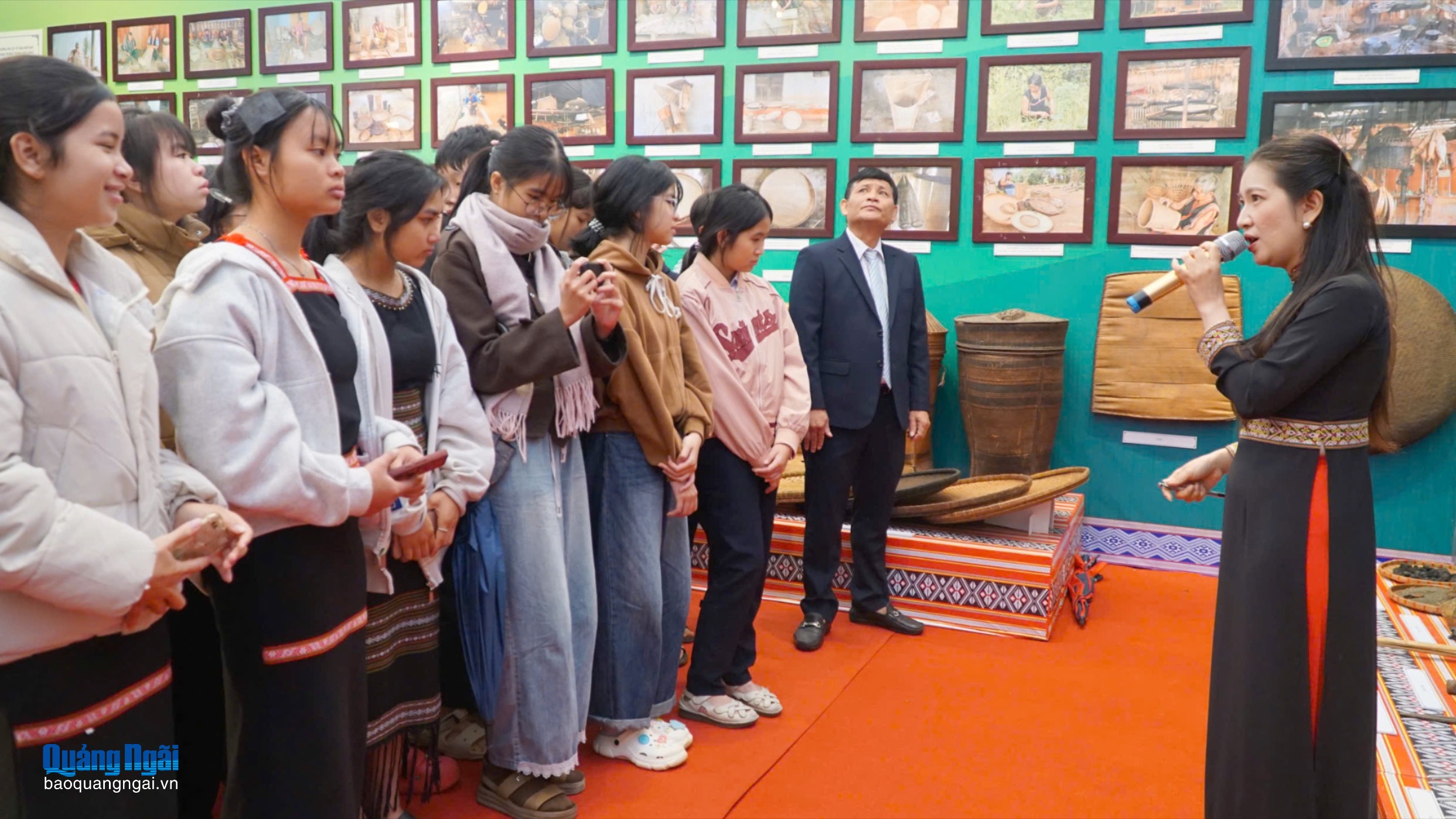 Trưng bày và trình diễn nghề thủ công truyền thống của dân tộc Xơ Đăng