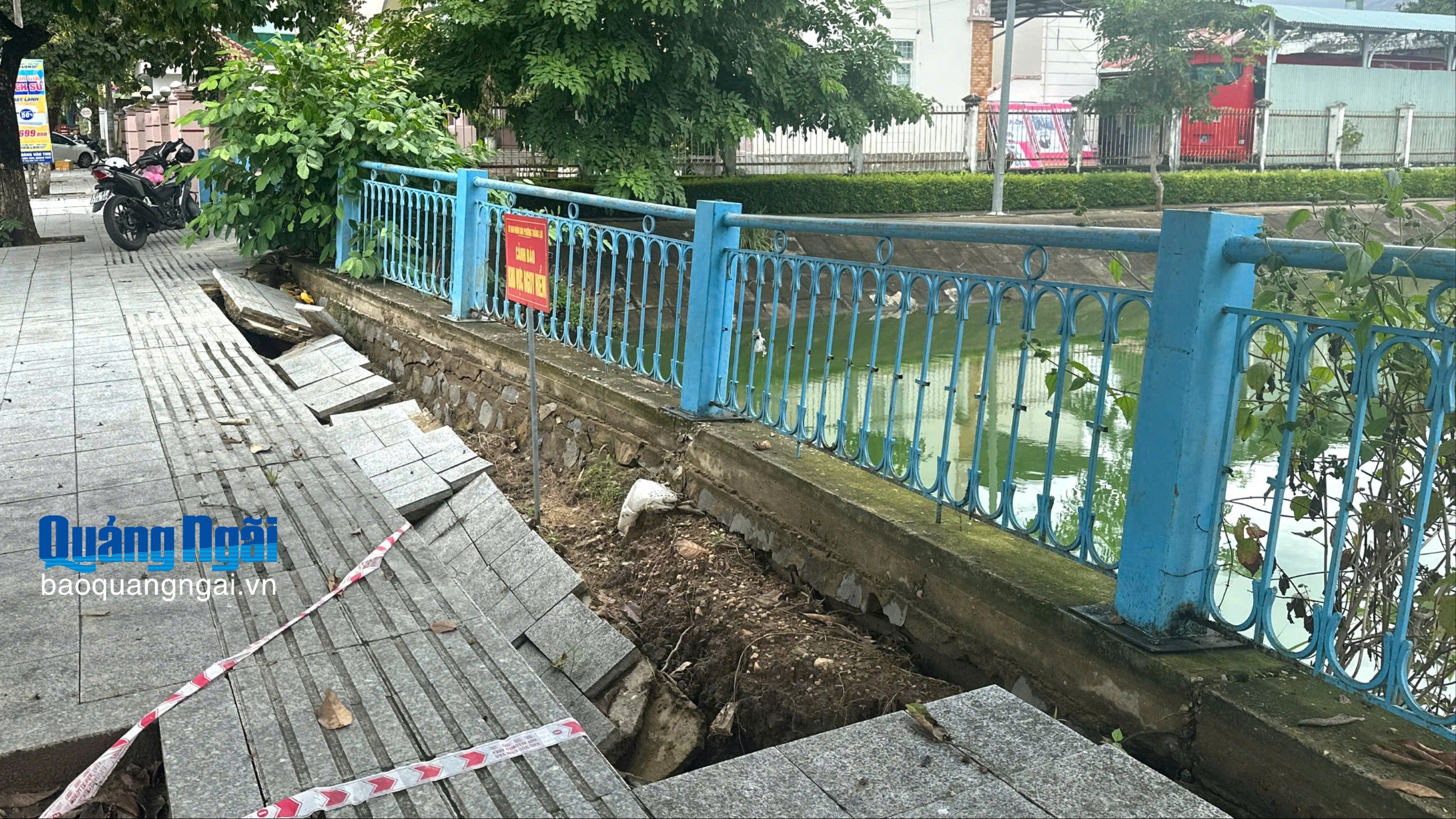 Cần sớm khắc phục tình trạng sụt lún kè hồ Thủy Tạ, phường Kon Tum