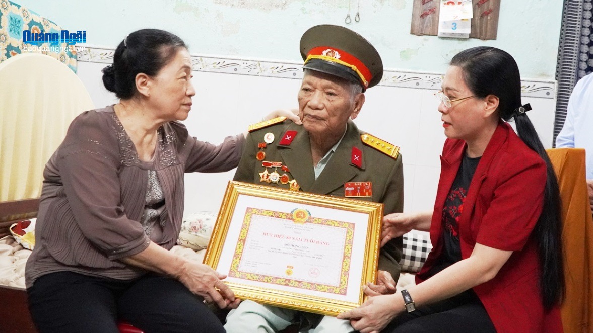 Trao Huy hiệu 80 năm tuổi Đảng cho đồng chí Đỗ Hồng Sơn