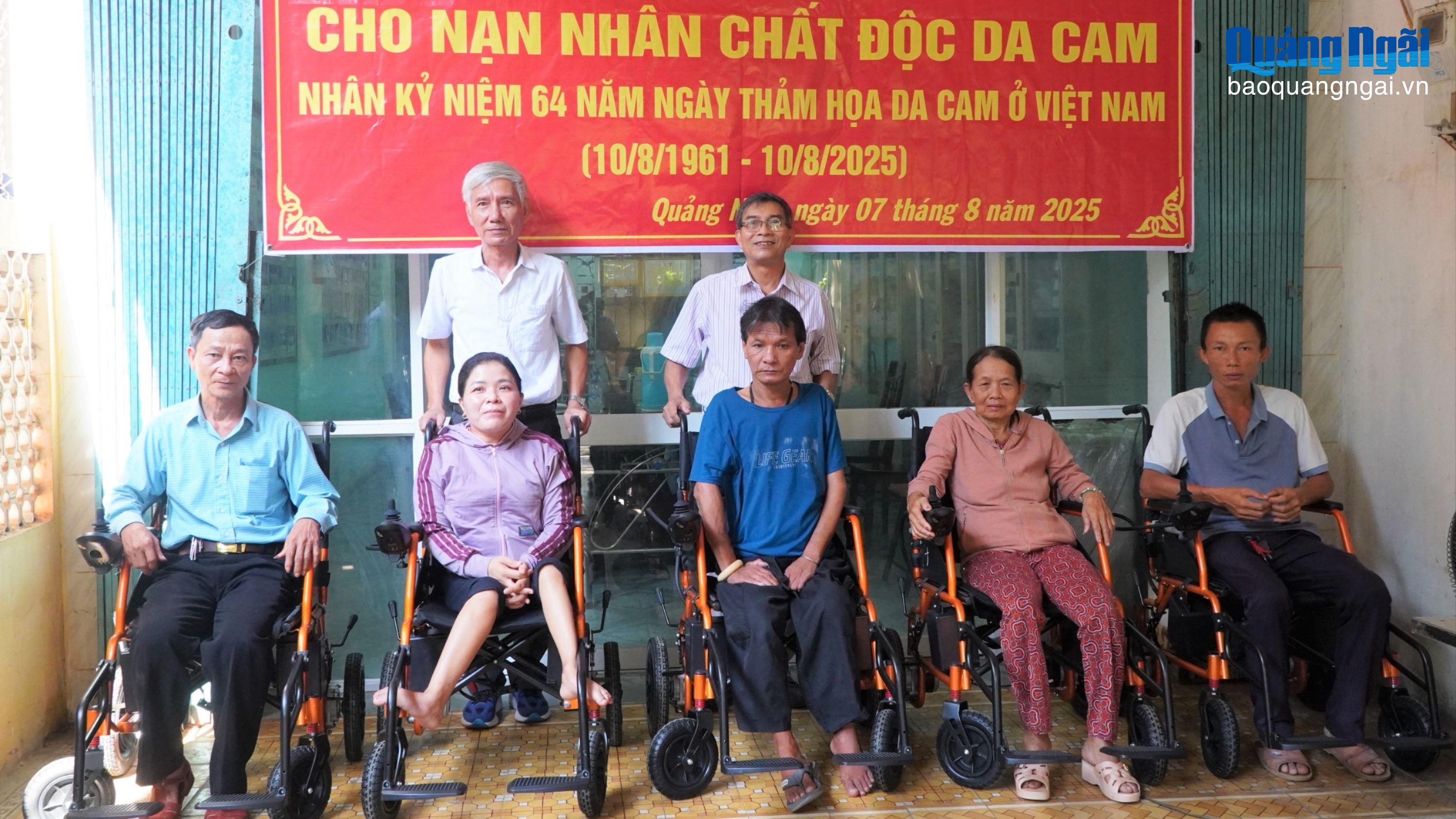 Tặng xe lăn điện cho nạn nhân chất độc da cam