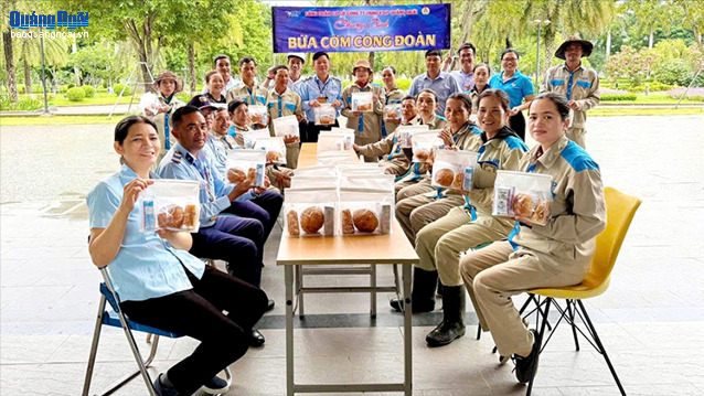 Ấm áp “Bữa cơm công đoàn”