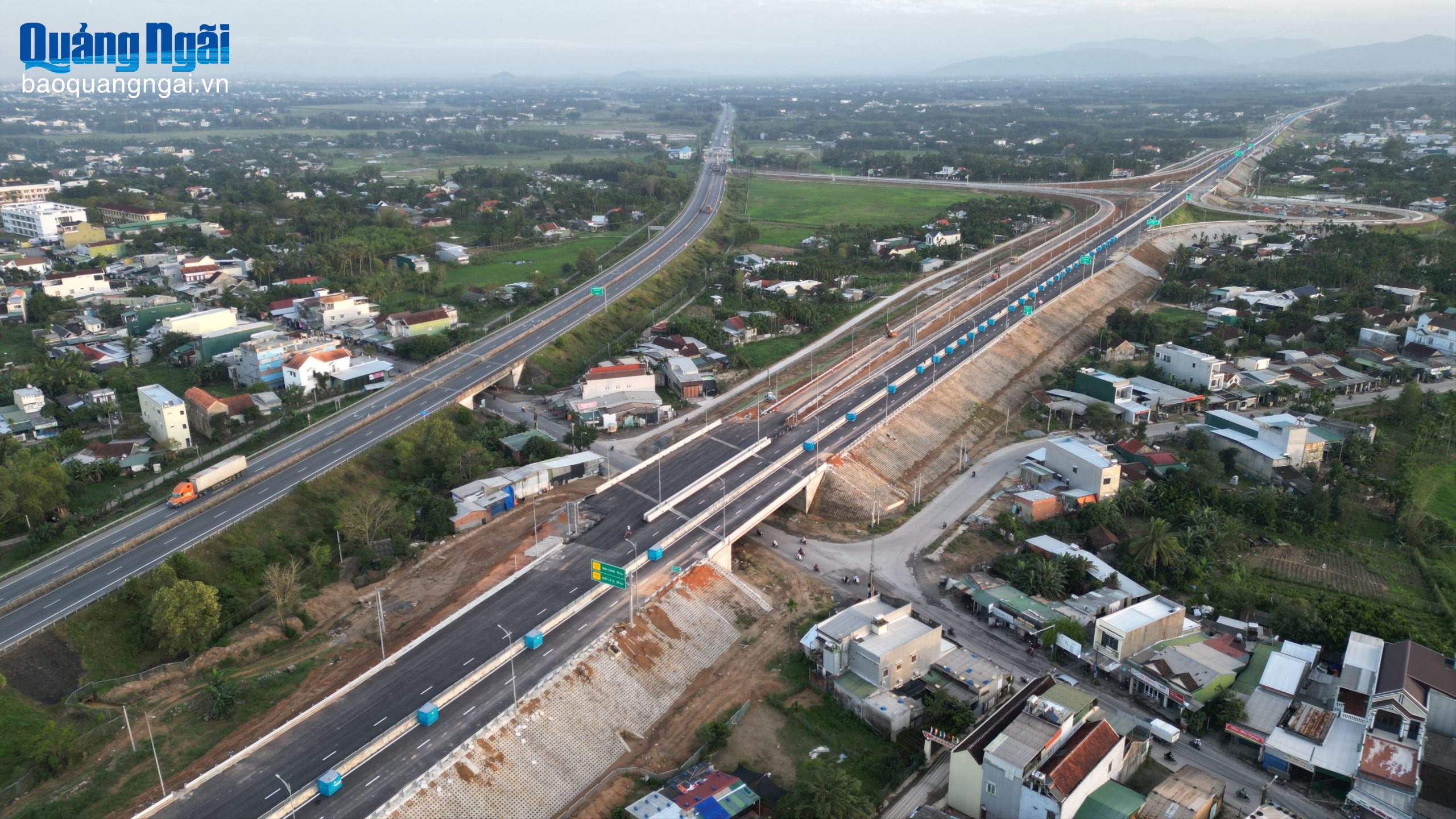 “Hậu trường” mặt bằng cao tốc