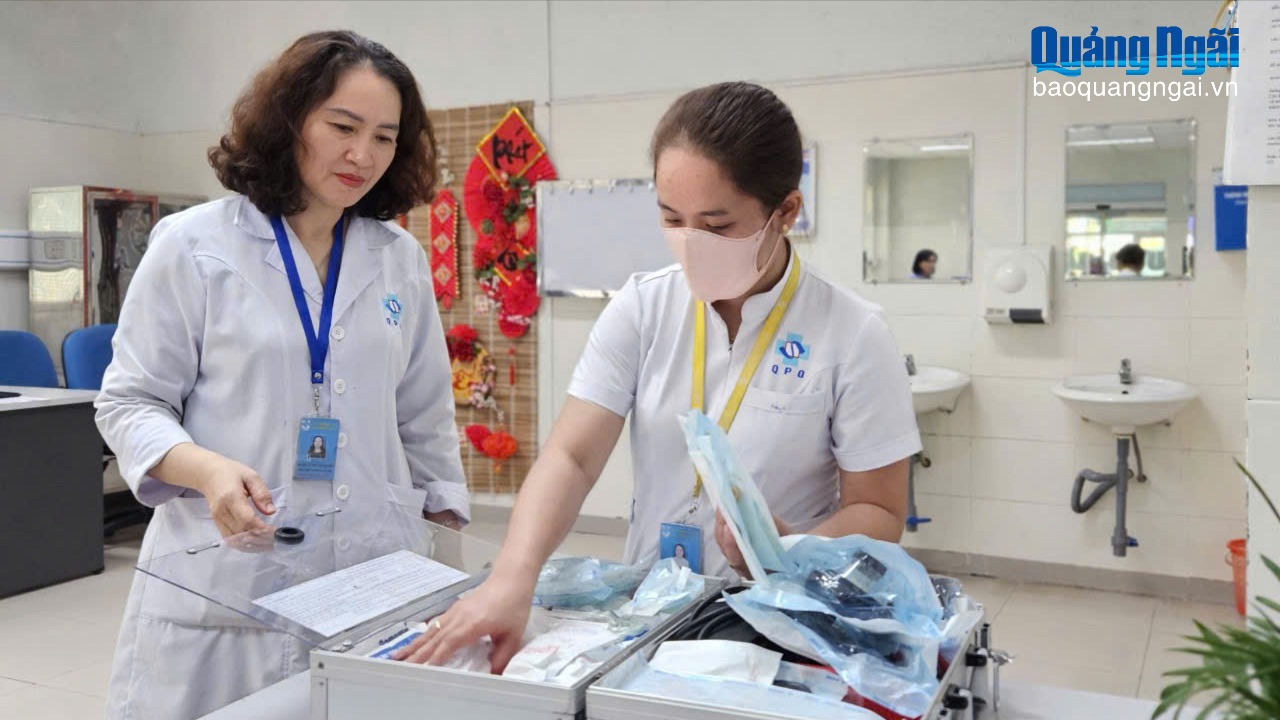 Những “chiến sĩ áo trắng” làm việc xuyên Tết