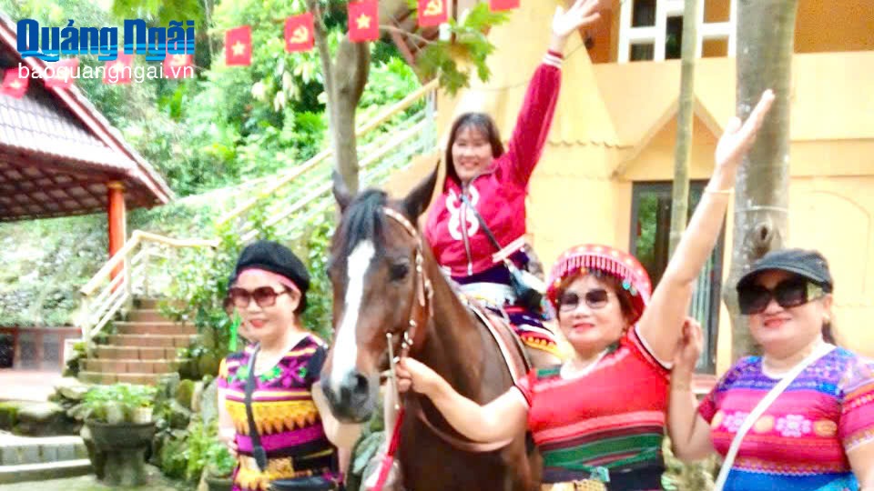 Trải nghiệm cưỡi ngựa ở Thác Trắng