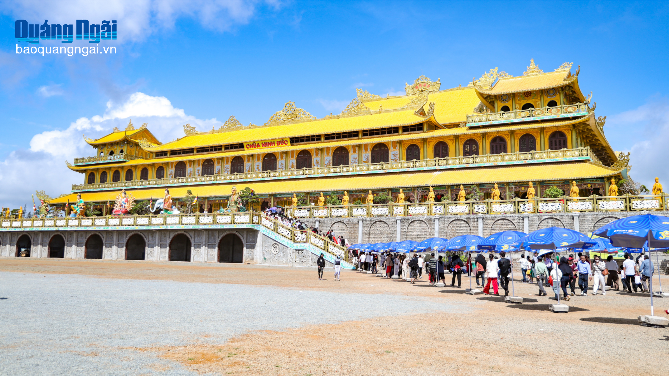 [Ảnh]. Nô nức lễ chùa đầu năm