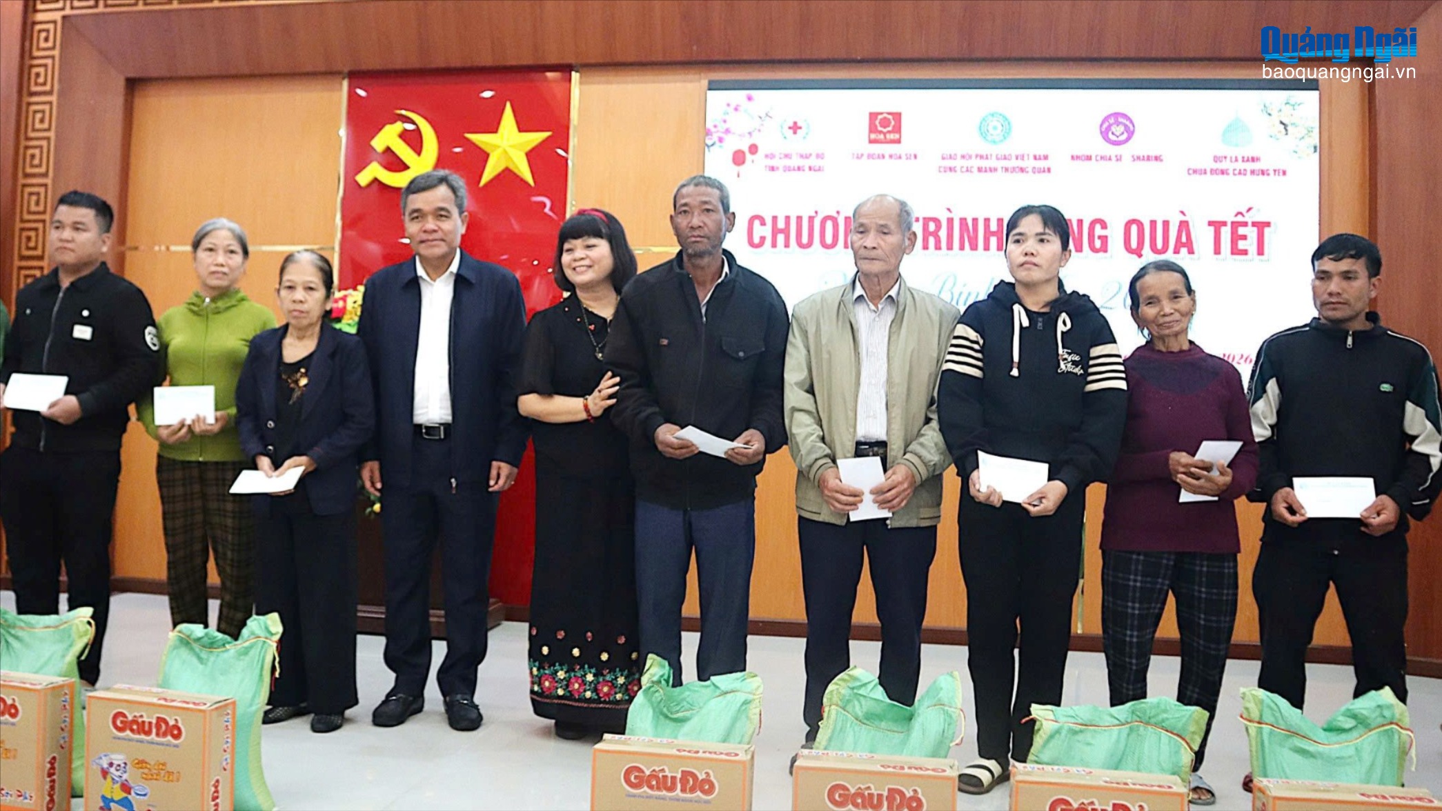 Tặng 800 suất quà Tết cho người dân có hoàn cảnh khó khăn