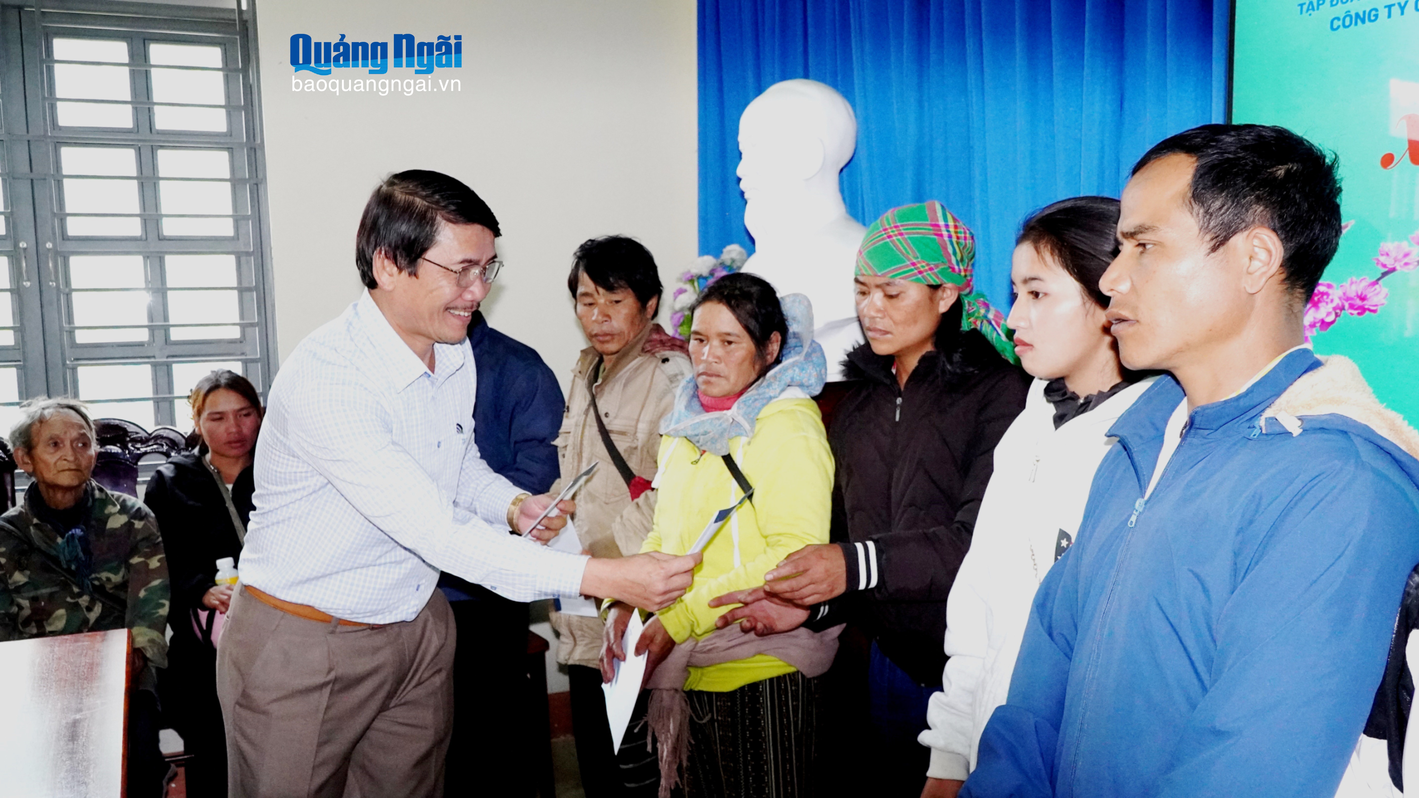 Đồng bào Xơ Đăng ở Măng Bút đón Tết nghĩa tình