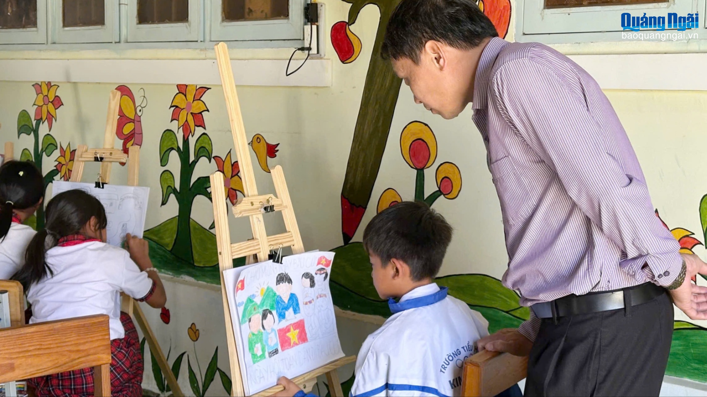 Học sinh xã Tu Mơ Rông tham gia vẽ tranh cổ động bầu cử