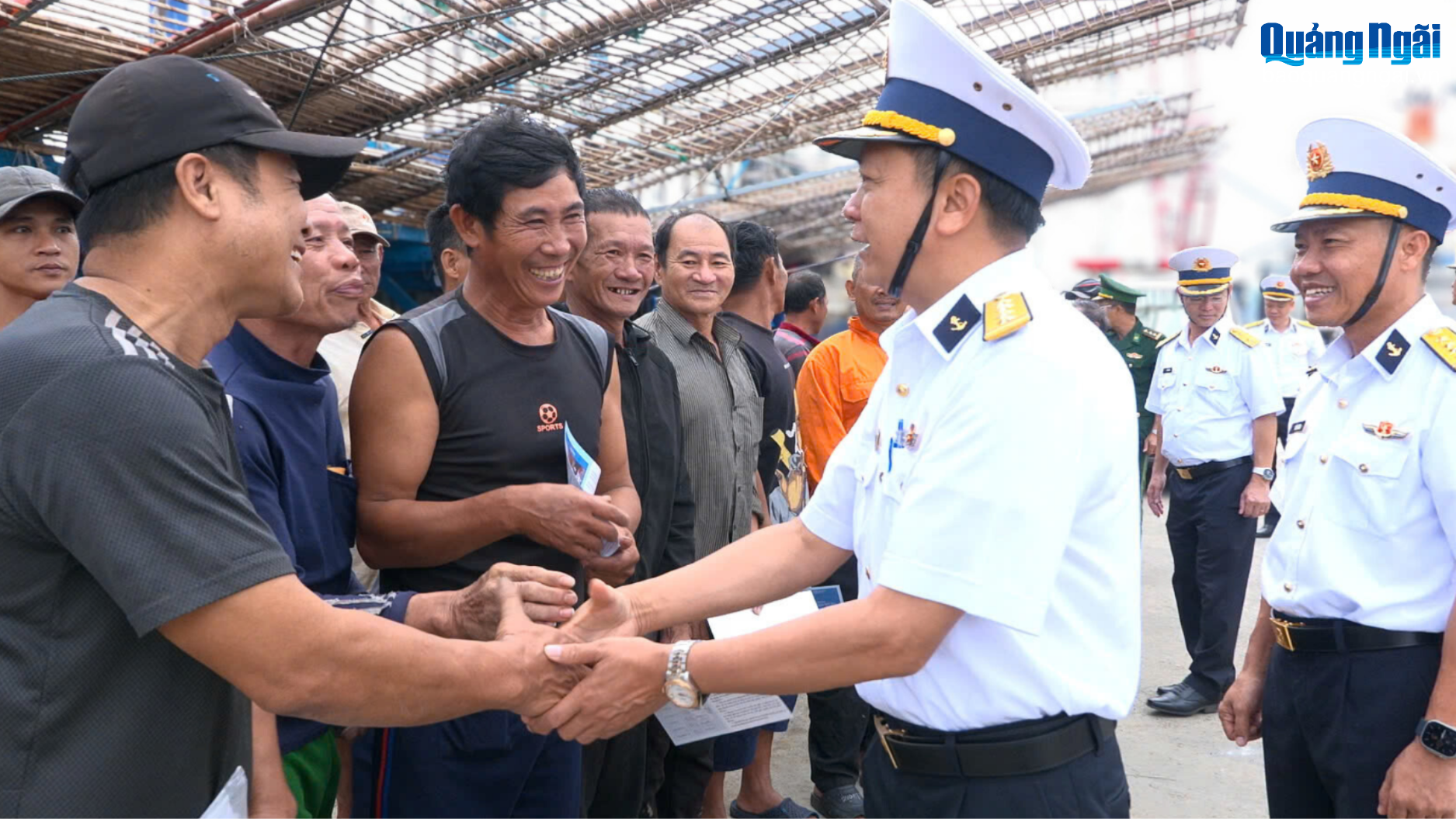 Kịp thời cứu hộ tàu cá Quảng Ngãi cùng 36 ngư dân gặp nạn trên biển