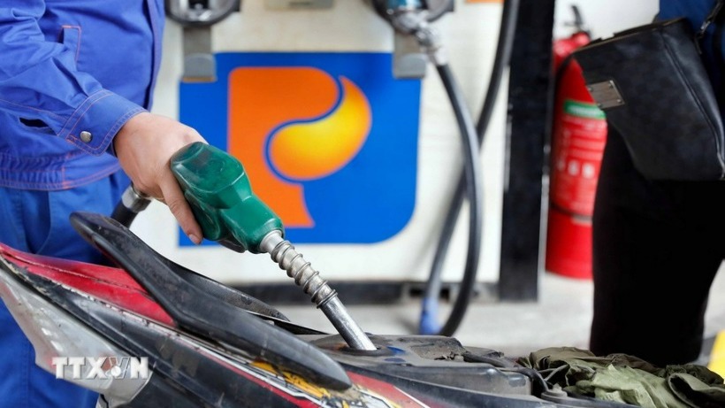Tiếp tục chi quỹ bình ổn, giá xăng RON95-III tăng hơn 300 đồng mỗi lít