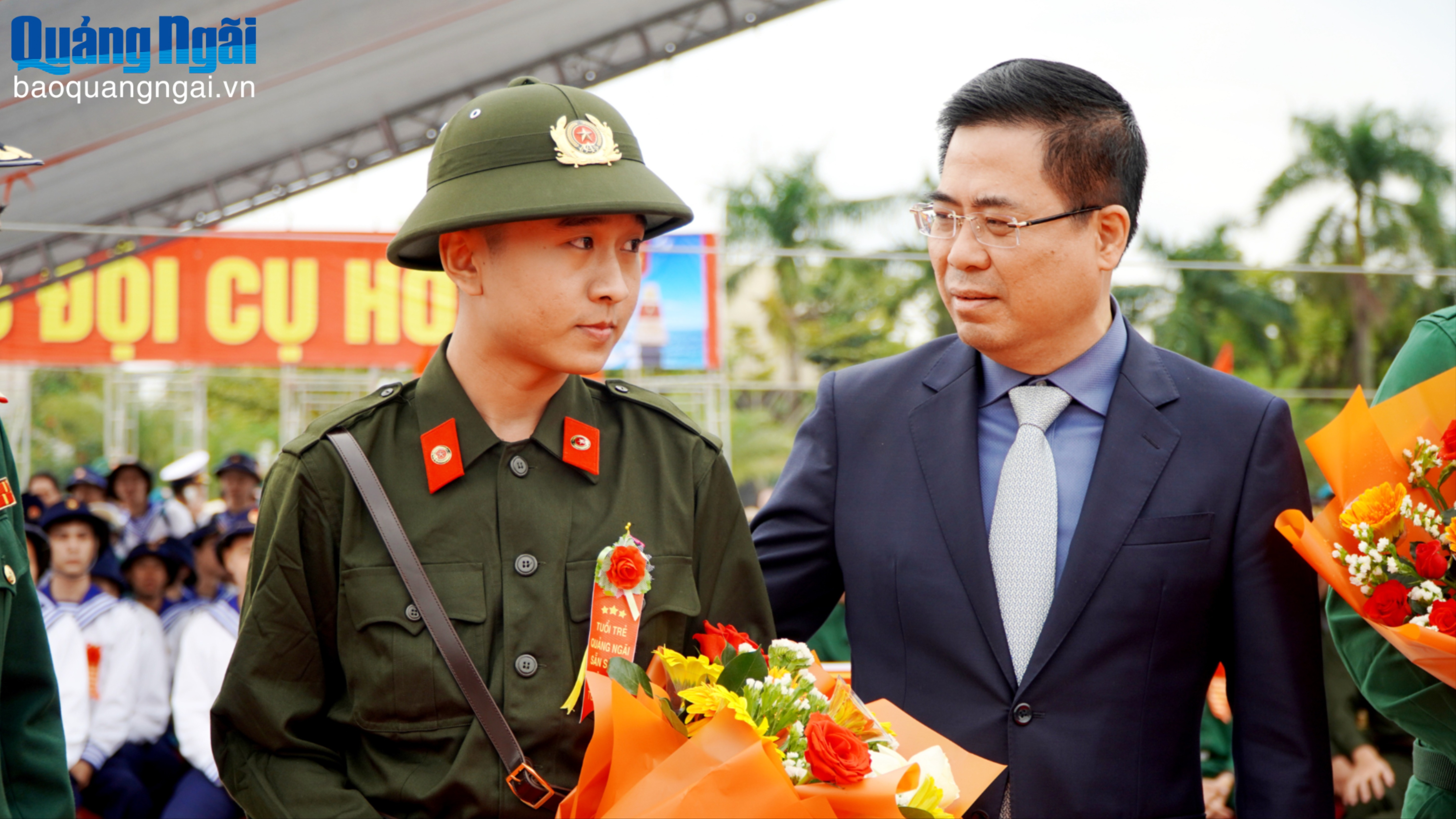 Chủ tịch UBND tỉnh Nguyễn Hoàng Giang gặp gỡ, chúc mừng thanh niên lên đường nhập ngũ