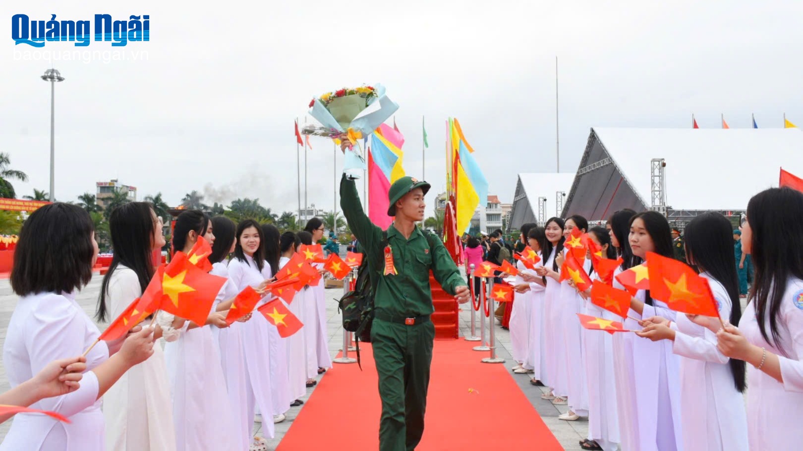 [Ảnh]. Phút chia tay tân binh lên đường nhập ngũ